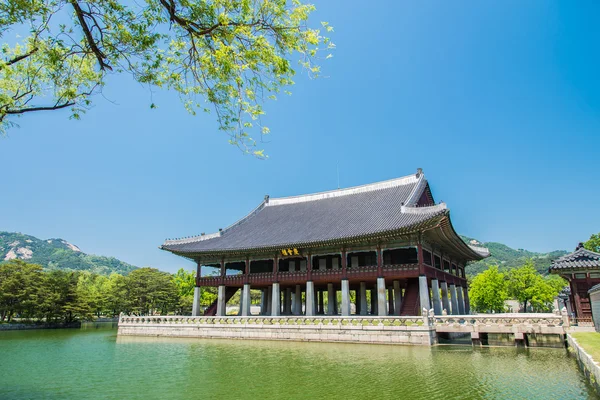Seoul, Zuid-Korea - kan 16 Gyeonghoeru gebouw in Gyeongbokung Palace op 16 mei 2015 in Seoel, Zuid-Korea. Gyeonghoeru gebouw ligt in prachtige vijver — Stockfoto