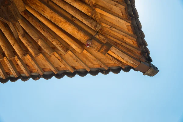 Hörnet av trä tak i koreanska stil med IP-kamera — Stockfoto