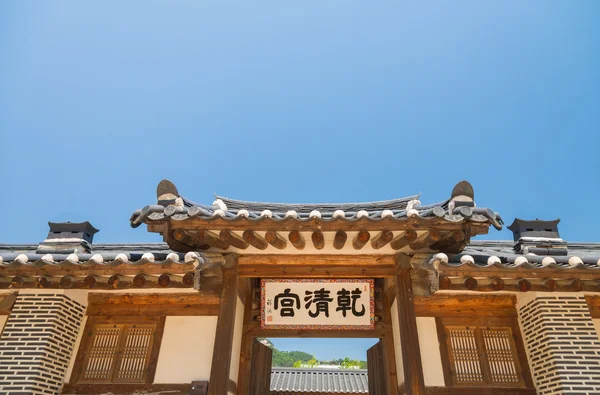 Seoul, Zuid-Korea - mei 16 houten gebouw in Gyeongbokung Palace op 16 mei 2015 in Seoel, Zuid-Korea. Houten gebouw in Gyeongbokung Palace, die Koreaans koning blijven — Stockfoto