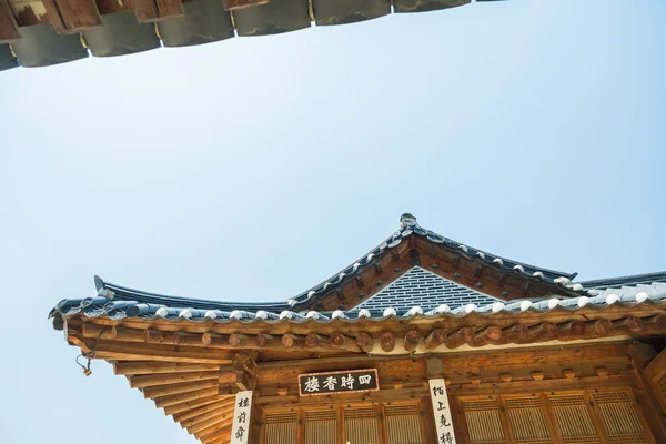 Seoul, Sydkorea - maj 16 träbyggnaden i Gyeongbokung Palace den 16 maj 2015 i Seoul, Sydkorea. Trähusbebyggelsen i Gyeongbokung Palace som koreanska kung bo — Stockfoto