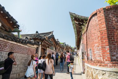 Seoul, Güney Kore - Güney Kore Seoul, Güney Kore 16 Mayıs 2015 tarihinde 16 Mayıs Bukchon Hanok köyü. Kore tarzı eski güzel evi olan Bukchon Hanok Köyü