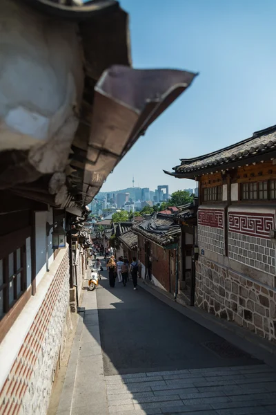 Seoul, South Korea - 16 maj Bukchon Hanok Village i Sydkorea den 16 maj 2015 i Seoul, Sydkorea. Bukchon Hanok Village som har gamla vackra hus i koreanska stil — Stockfoto