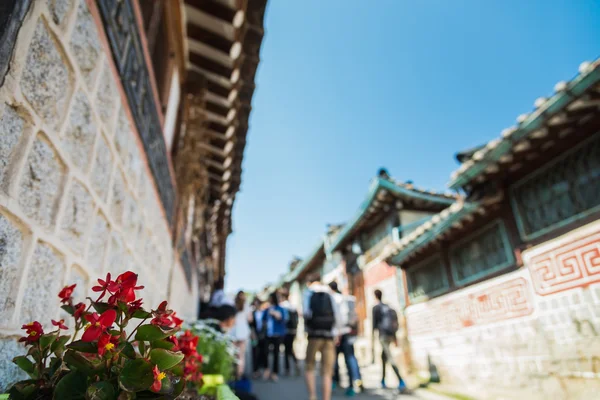 Seoul, South Korea - 16 maj Bukchon Hanok Village i Sydkorea den 16 maj 2015 i Seoul, Sydkorea. Bukchon Hanok Village som har gamla vackra hus i koreanska stil — Stockfoto