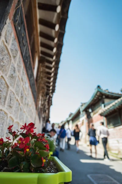 SEOUL, SOUTH KOREA - MAY 16 Bukchon Hanok Village in South Korea on May 16, 2015 in Seoul, South Korea. Bukchon Hanok Village which have Old beautiful house in korean style — Stock Photo, Image