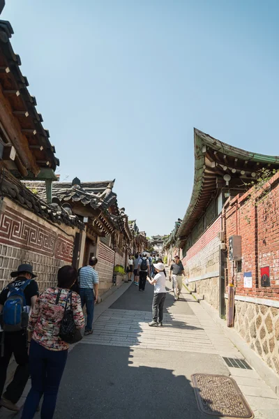 Seoul, South Korea - 16 maj Bukchon Hanok Village i Sydkorea den 16 maj 2015 i Seoul, Sydkorea. Bukchon Hanok Village som har gamla vackra hus i koreanska stil — Stockfoto