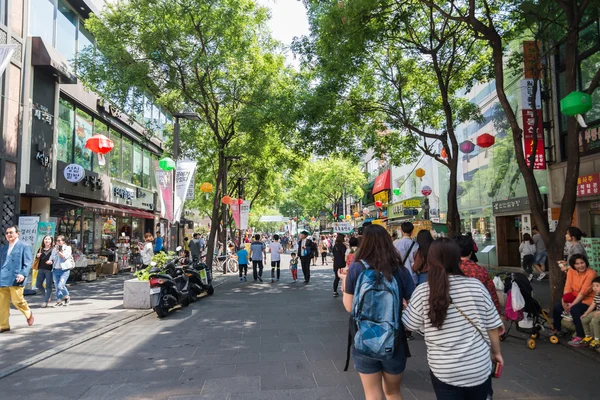 SEOUL, SOUTH KOREA - MAY 16 Insadong street in South Korea on May 16, 2015 in Seoul, South Korea. Insadong street is famous about shopping and fashion in Traditional style — Stock Photo, Image
