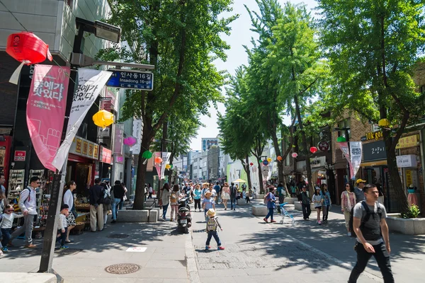 Soul, Jižní Korea - květen 16 Insadong ulice v Jižní Koreji na 16 května 2015 v Soulu, Jižní Korea. Insadong street je slavná o nakupování a módu v tradičním stylu — Stock fotografie