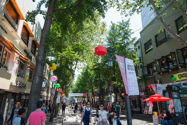 Seoul, Sydkorea - maj 16 Insadong street i Sydkorea den 16 maj 2015 i Seoul, Sydkorea. Insadong street är känt om shopping och mode i traditionell stil — Stockfoto