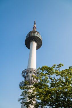 N Seul Kulesi mavi gökyüzü ile