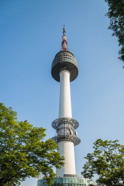 N Seul Kulesi mavi gökyüzü ile