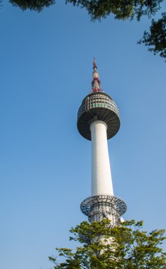 N Seul Kulesi mavi gökyüzü ile