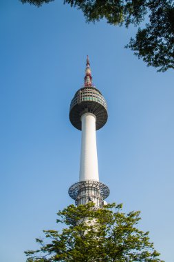 N Seul Kulesi mavi gökyüzü ile