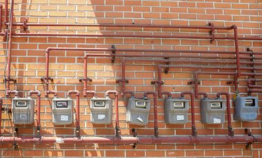 Satır duvardaki elektrik metre
