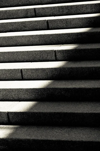 Escalera de hormigón con sombra en estilo clásico monocromo —  Fotos de Stock