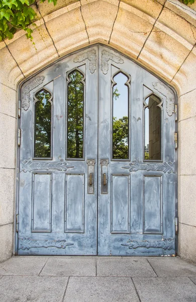 Porte classique en bois bleu pour vieille église — Photo