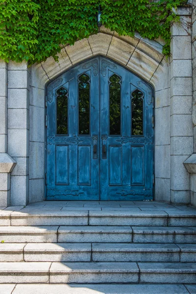 Porta de madeira azul clássica para igreja velha — Fotografia de Stock