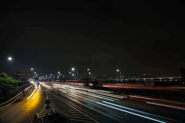 Vue de nuit du paysage urbain avec une longue lumière — Photo