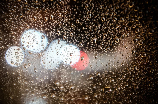 Bokeh su damla penceresinde gecenin içinde — Stok fotoğraf