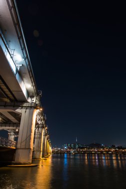 Seul Kore Seul Kulesi için arka plan ile gece Bangpo Köprüsü