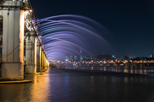 Найкрасивіші веселки моста на Banpo мосту в ніч Seoul Кореї — стокове фото