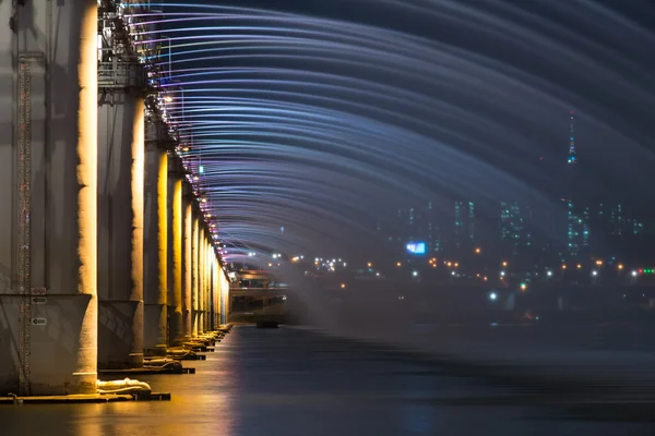 Mooie regenboogbrug op Banpo brug in de nacht van Seoel Zuid-Korea — Stockfoto