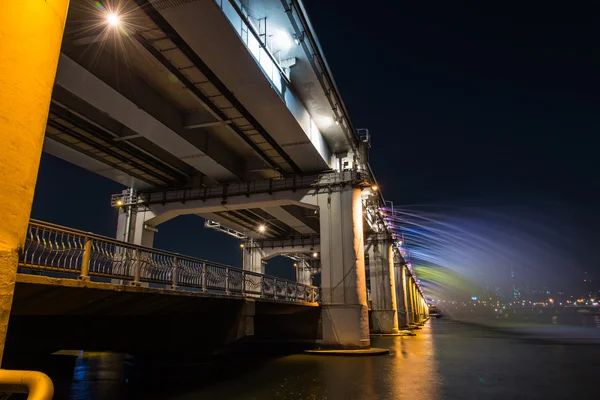 Schöne Regenbogenbrücke auf der Banpo-Brücke in der Nacht von Südkorea — Stockfoto