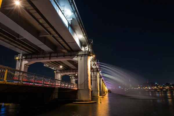 Schöne Regenbogenbrücke auf der Banpo-Brücke in der Nacht von Südkorea — Stockfoto