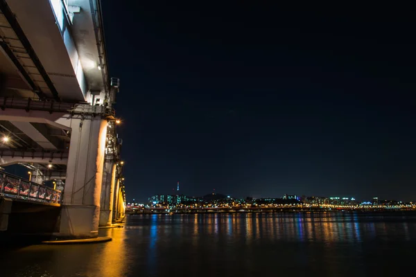 Бангпо мост в ночь на Корею с Сеульской башней для заднего плана — стоковое фото