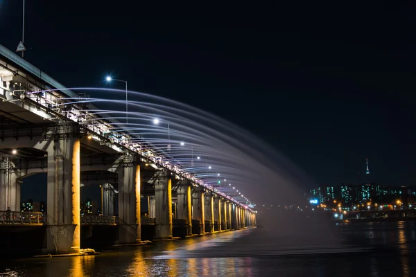 Hermoso puente del arco iris en el puente de Banpo en la noche de Seúl Corea —  Fotos de Stock