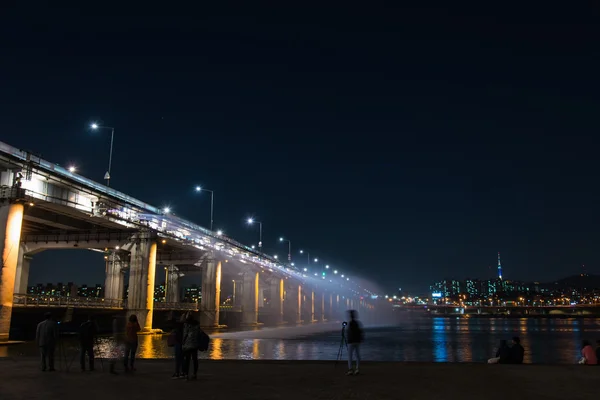 Ponte do arco-íris com fotógrafo na Coréia do Sul — Fotografia de Stock