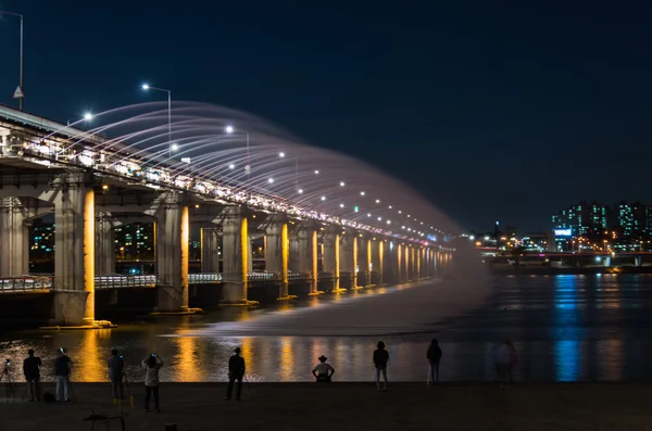 Міст веселки з фотографом у Південній Кореї — стокове фото