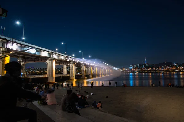 Regenbogenbrücke mit Fotograf in Südkorea — Stockfoto