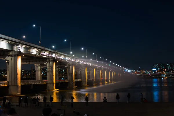 Ουράνιο τόξο γέφυρα με φωτογράφος στη Νότια Κορέα — Φωτογραφία Αρχείου