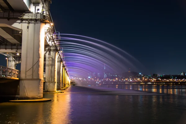 Pięknego wieczorku Banpo mostu w nocy Seulu — Zdjęcie stockowe