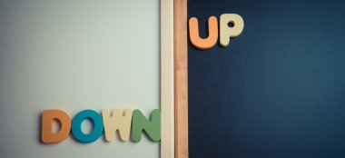 Kara tahta ve beyaz tahta vintage tarzı ahşap kelime aşağı ve yukarı