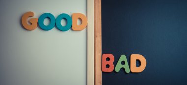 Ahşap word iyi ve kötü kara tahta ve vintage tarzı beyaz tahta