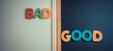 Ahşap kelime kötü ve iyi kara tahta ve vintage tarzı beyaz tahta