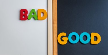 Ahşap kelime kötü ve iyi kara tahta ve beyaz tahta üzerinde