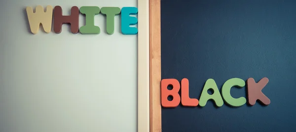 Деревянное слово белое и черное на черной доске и белая доска в винтажном стиле — стоковое фото