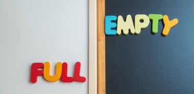 Ahşap word tam ve kara tahta ve beyaz tahta üzerinde boş