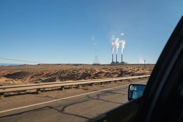 Weergave van de kolencentrale via venster auto — Stockfoto