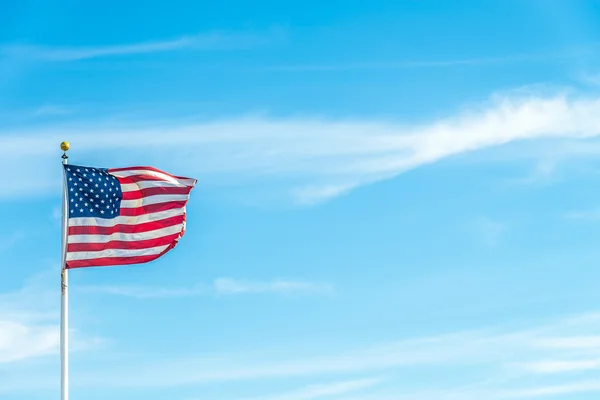 Drapeau des États-Unis d'Amérique avec ciel bleu — Photo