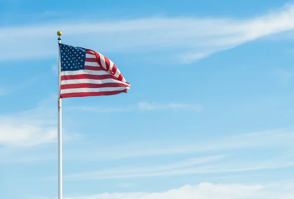 Drapeau des États-Unis d'Amérique avec ciel bleu — Photo