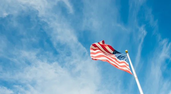 Drapeau des États-Unis d'Amérique avec ciel bleu — Photo