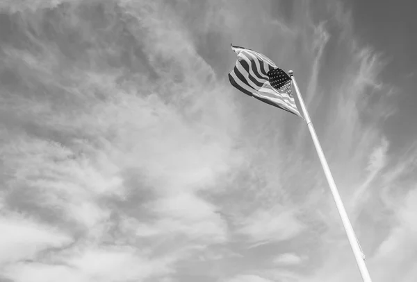 Прапор США з Синє небо в чорно-білому стилі — стокове фото