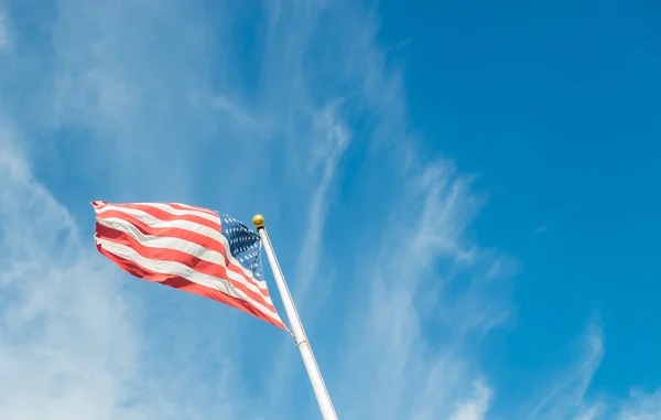 Drapeau des États-Unis d'Amérique avec ciel bleu — Photo
