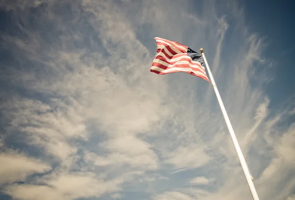 Drapeau des États-Unis d'Amérique avec ciel bleu nuageux à l'ancienne — Photo