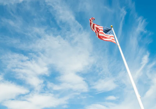 Drapeau des États-Unis d'Amérique avec ciel bleu nuageux — Photo
