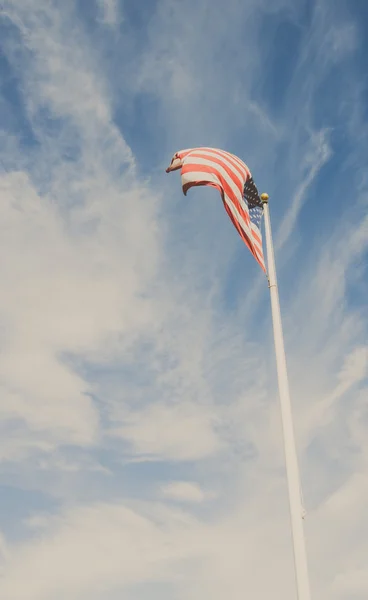 Drapeau des États-Unis d'Amérique avec ciel nuageux dans un style antique — Photo