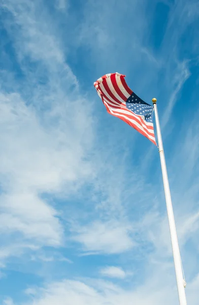 Drapeau des États-Unis d'Amérique avec ciel nuageux — Photo